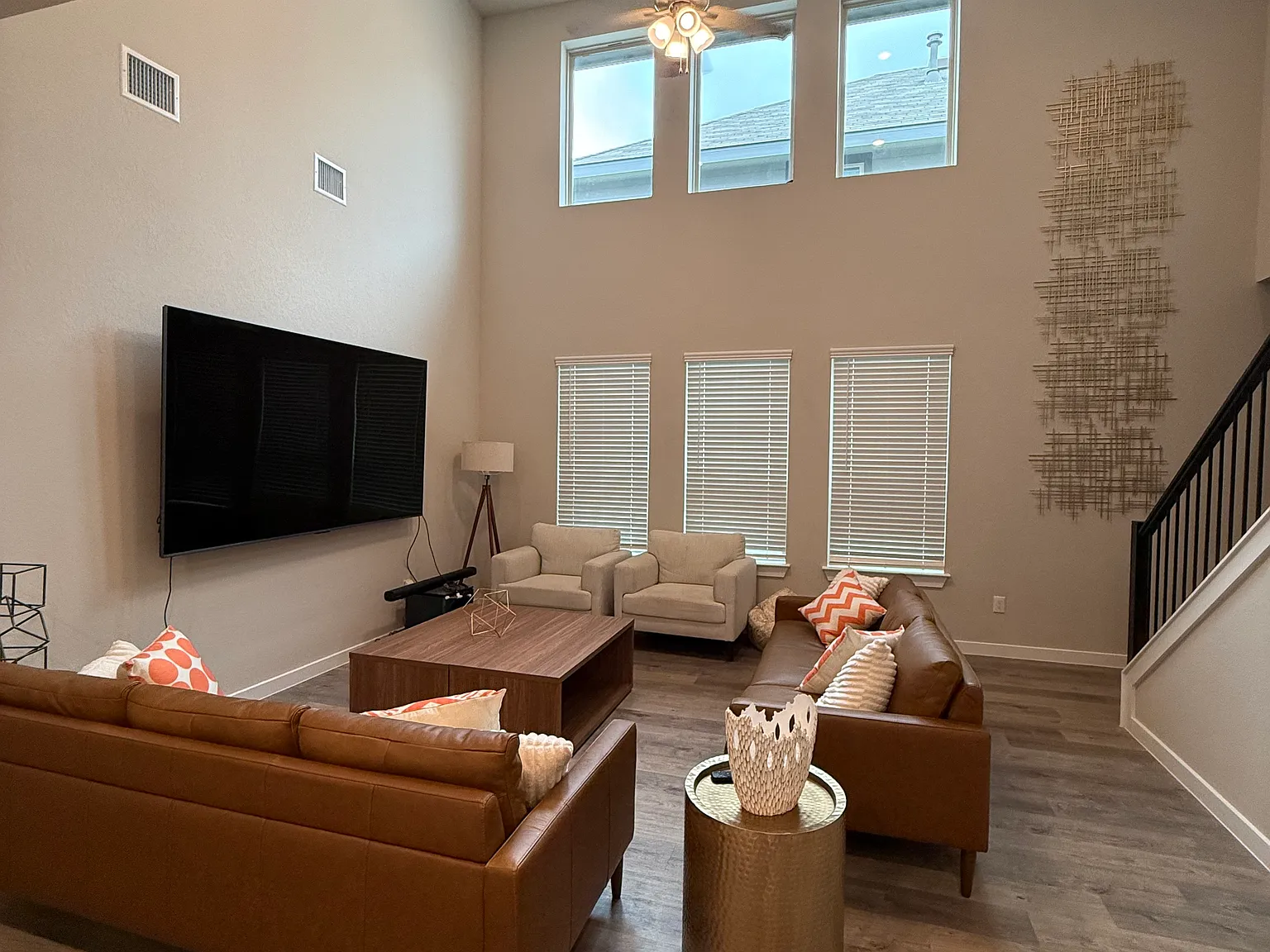 4 bed, 2.5 bath, 2550 sqft, $2,700 — Photo 2