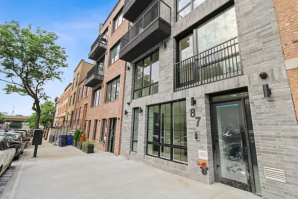 Rented by Coroi Corp | media 4