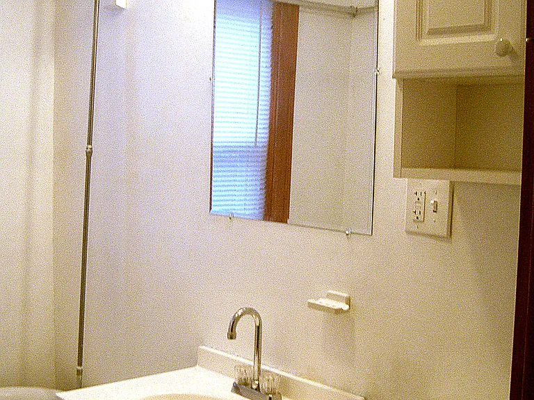 bathroom (A side)