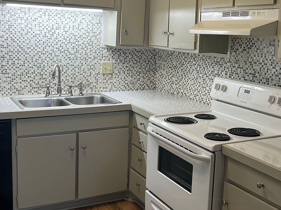 Attractive kitchen With range Dishwasher Frig with Icemaker
and washer dryer