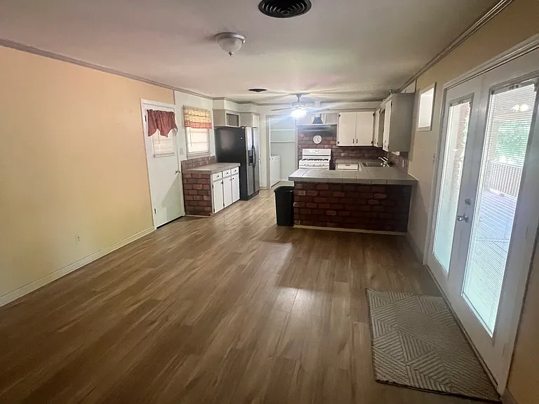 112 N Park St — Photo 4