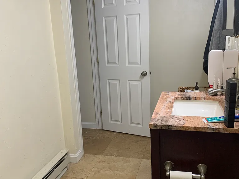 180 Franklin St #B — Photo 15