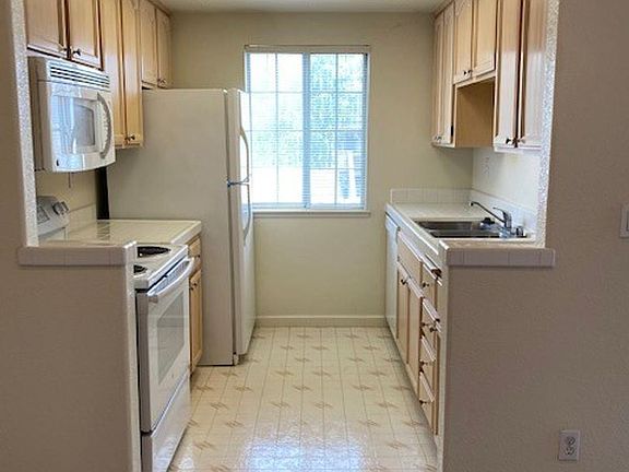 4th image of 900 Goose Lake Ct