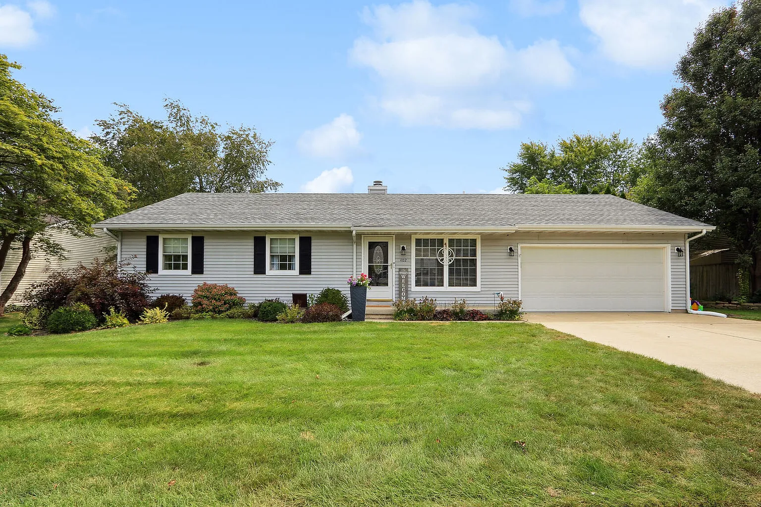 402 Crestwood Dr photo 1