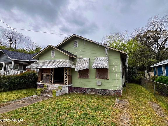 3rd image of 560 Giles St