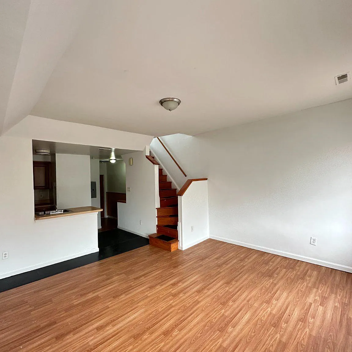 3 bed, 1.0 bath, 1000 sqft, $1,600 — Photo 1