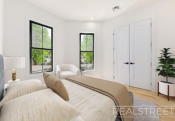 5th image of 233 Cornelia St #1