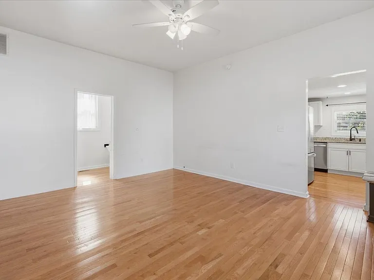1041 Hervey St — Photo 4