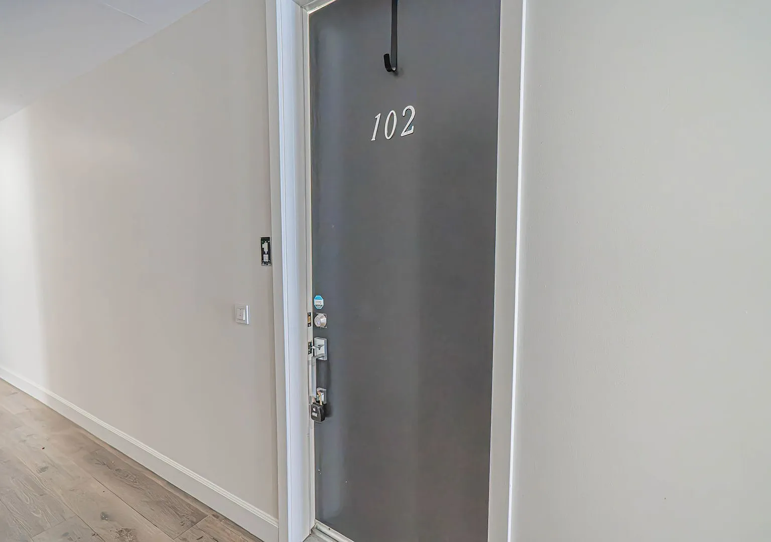 Beautiful 1-Bedroom Condo with an Office Space in Sherman Oaks! — Photo 2