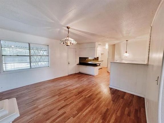 3rd image of 800 Elm St