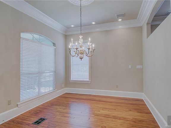 5th image of 851 Kirby Pl