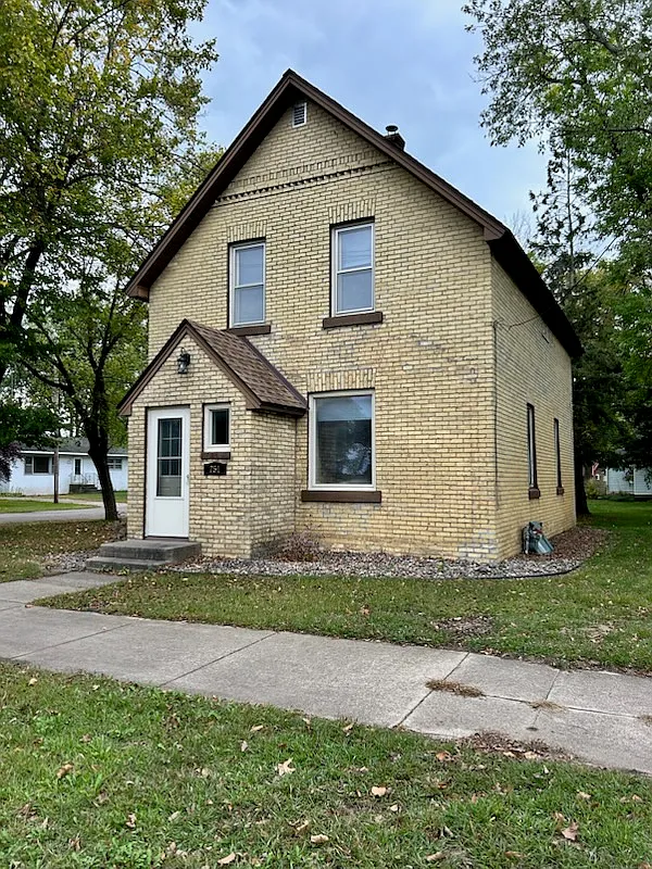 3 bed, 1302 sqft, $1,600 — Photo 1
