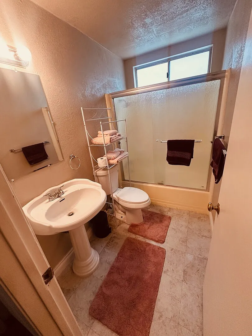 Lower level condo — Photo 3