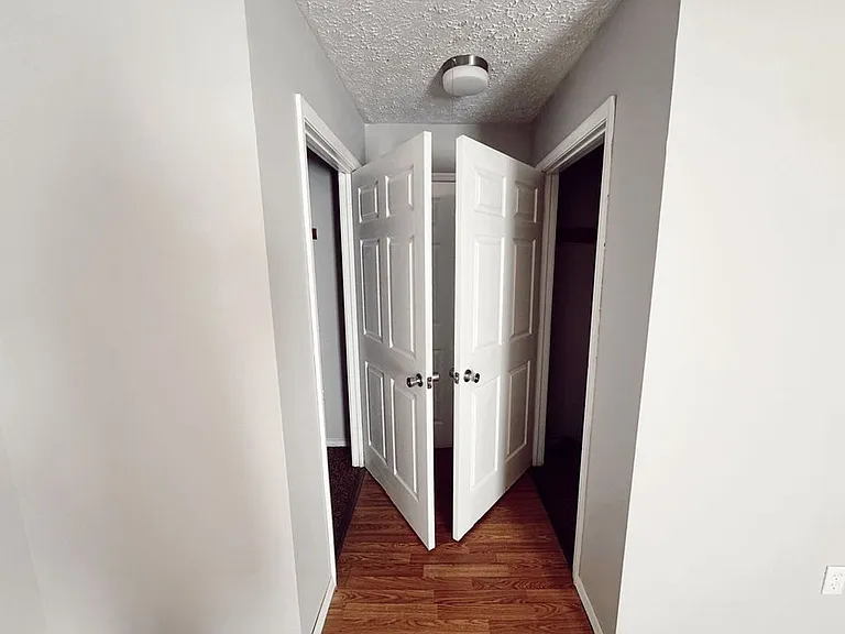 Valley View Apartments — Photo 44