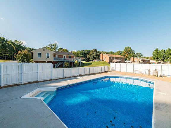 4th image of 100 Woodbine Dr
