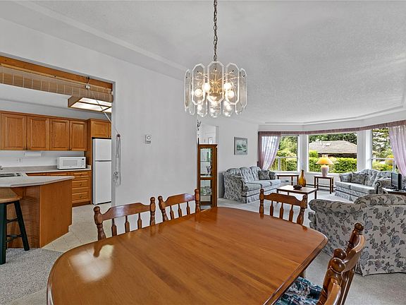 5th image of 464 Quatsino Rd