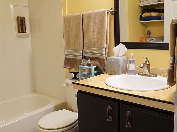 Guest full bathroom