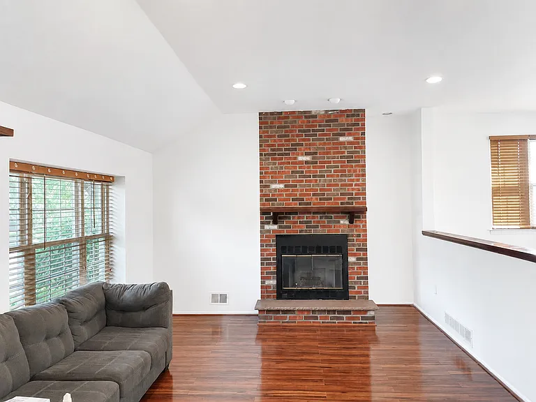 225 Driscoll Ct — Photo 2