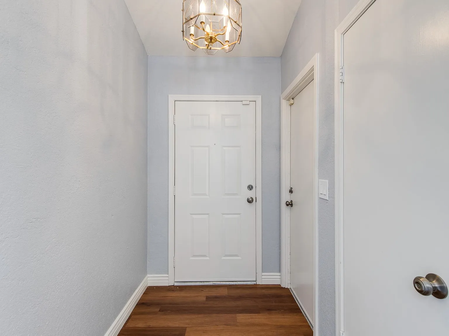 708 E Aire Libre Ave — Photo 2