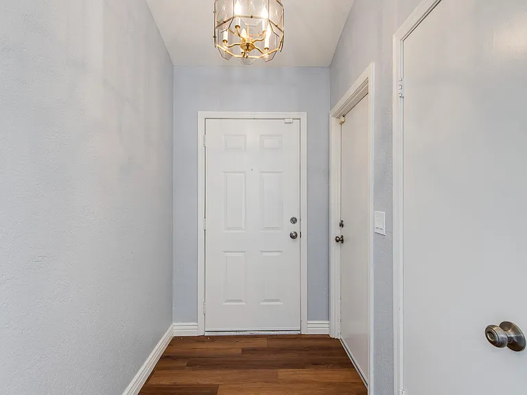 708 E Aire Libre Ave — Photo 2