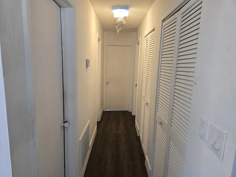 435 SW 61st Ter — Photo 8