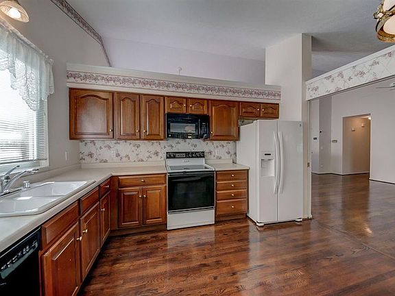 4th image of 7063 Glade Ln