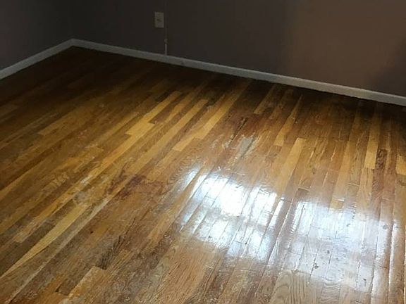 5th image of 147 Woodbine Ave