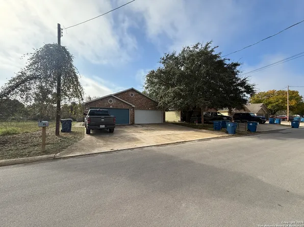 818 HOUSTON, Pleasanton, TX 78064
