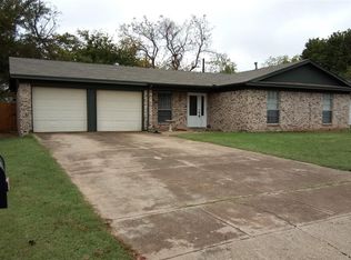 824 James St, Azle, TX 76020