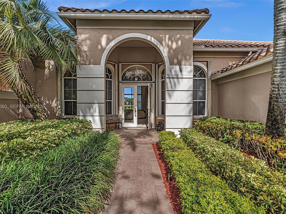 1st image of 2733 Meadowood Dr