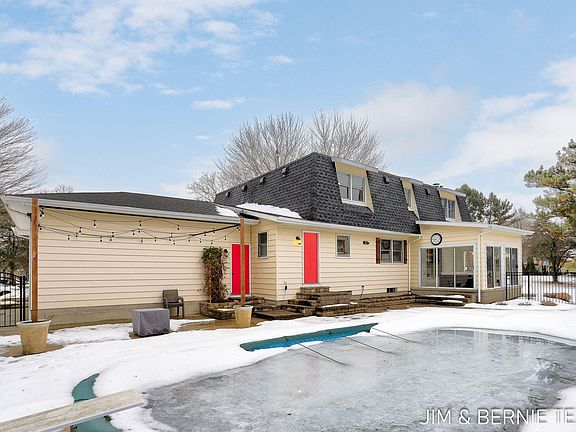 2nd image of 830 Meadowbrook Ave
