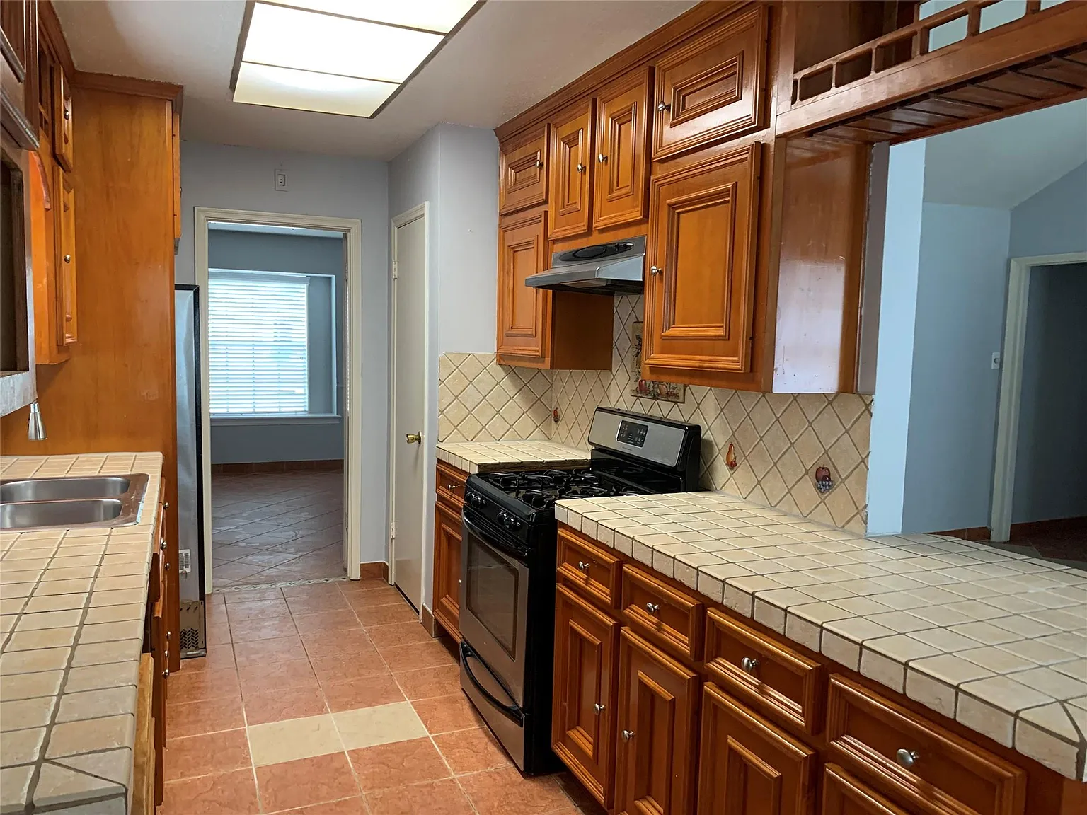 3 bed, 2.0 bath, 1432 sqft, $1,650 — Photo 3