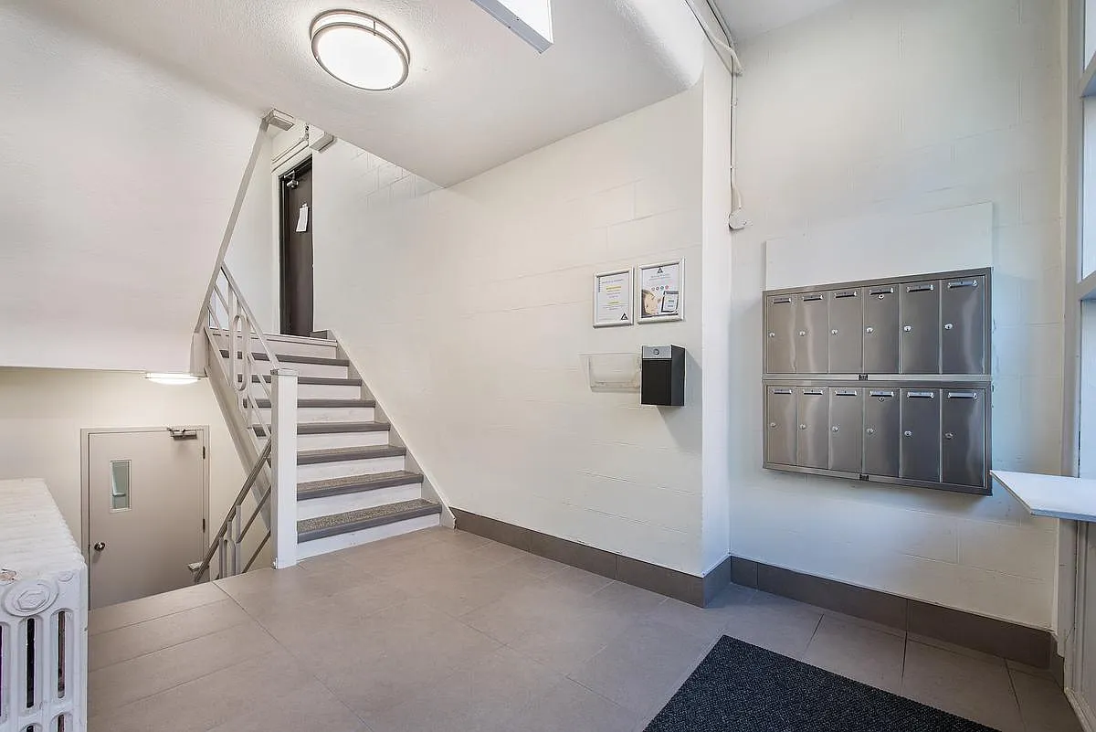 8 Oakwood Avenue North — Photo 1
