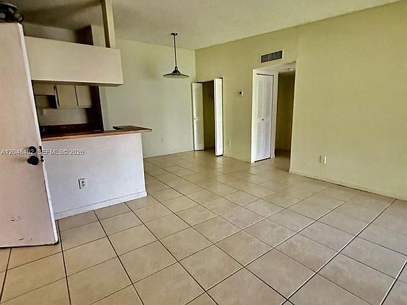 3rd image of 809 NE 199th St APT 206-7