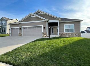 601 E Country Ridge Dr, Mahomet, IL 61853