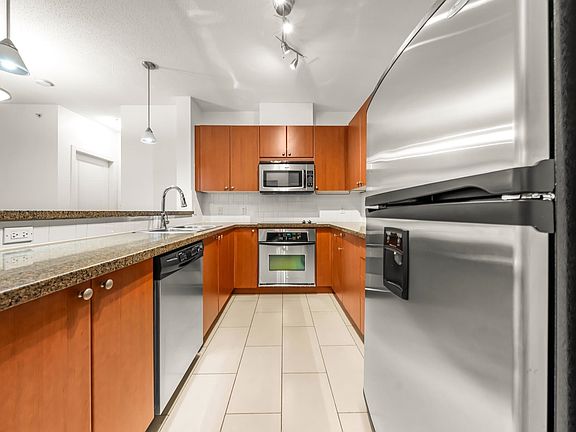 3rd image of 11 E Royal Ave #402