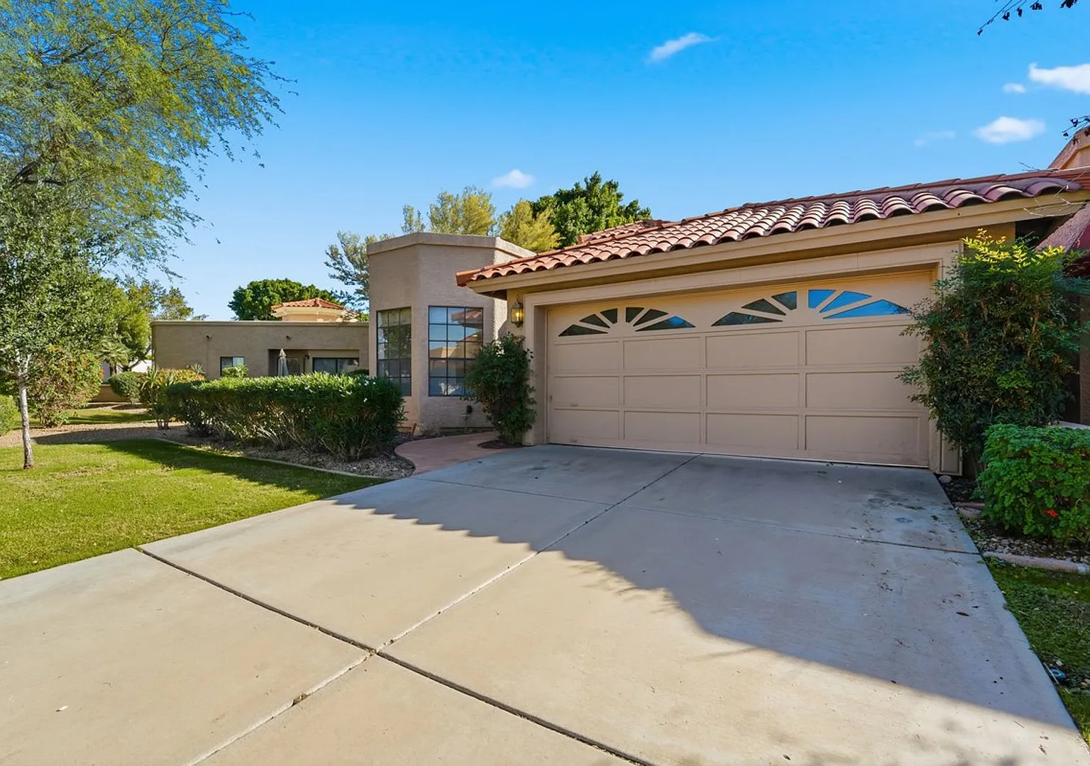 Welcome to this stunning 3-bedroom, 2-bathroom home in the heart of Scottsdale, AZ — Photo 4