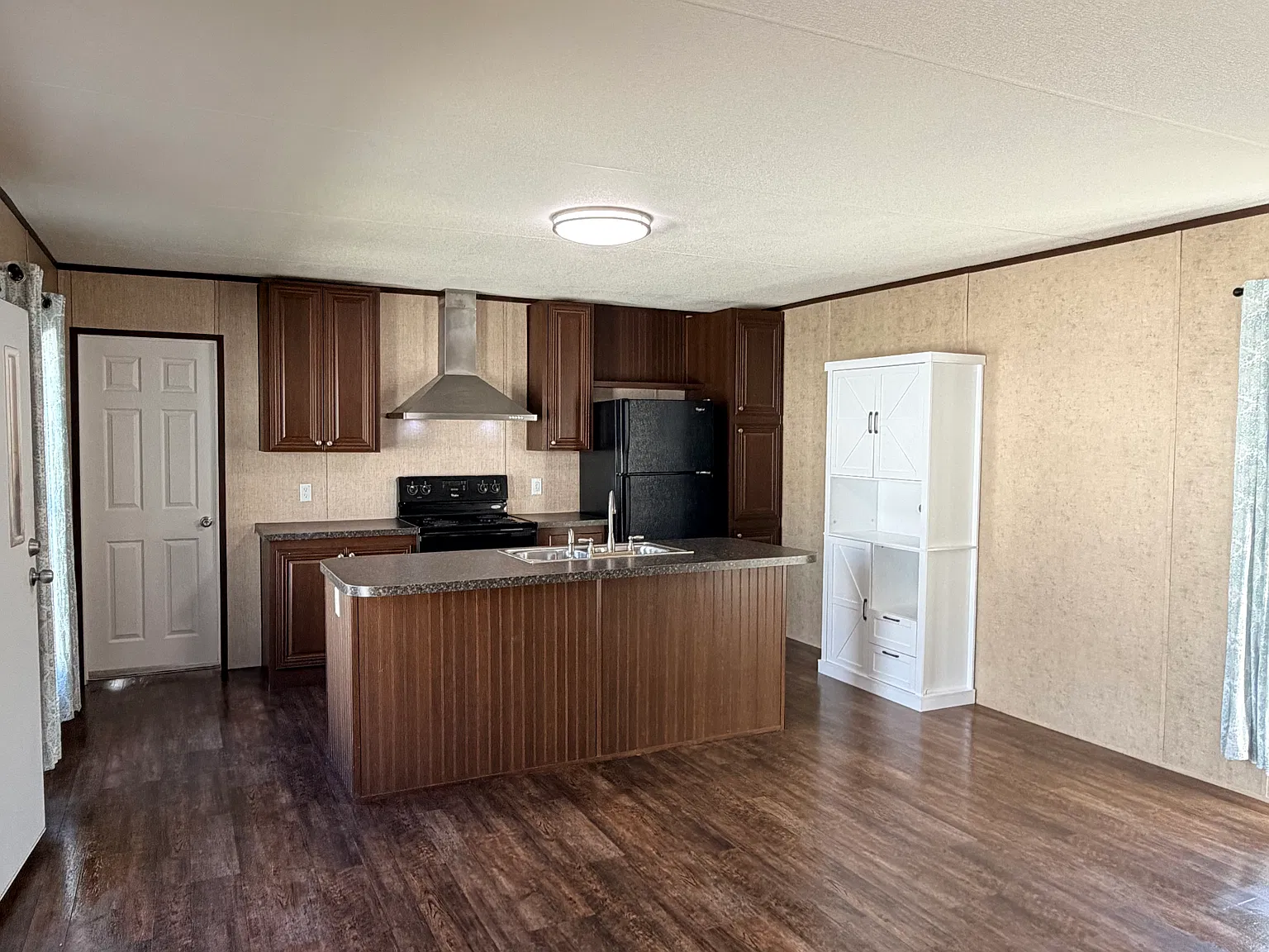 3 bed, 1200 sqft, $850 — Photo 1