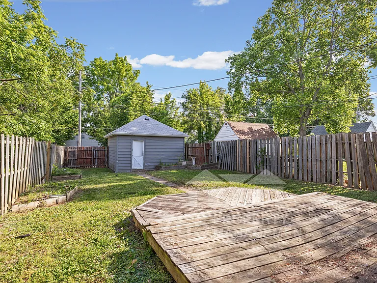 1706 Everett St — Photo 15