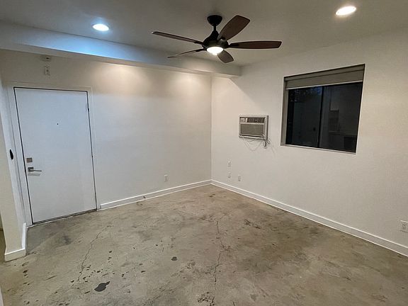 2nd image of 2117 W Clinton St #102