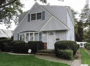 68 Cushing Ave, Williston Park, NY 11596