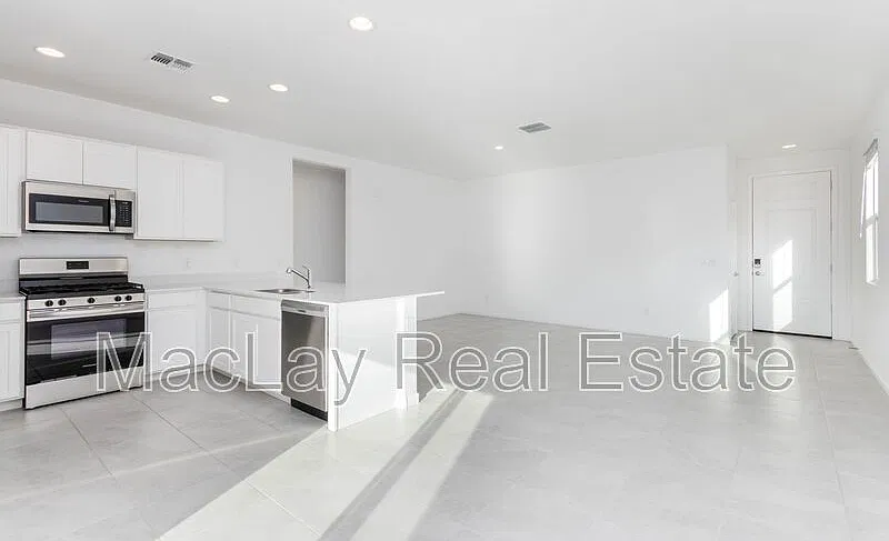 3 bed, 2.0 bath, 1230 sqft, $1,900 — Photo 3
