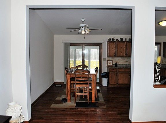 3rd image of 889 Pine Hill Dr