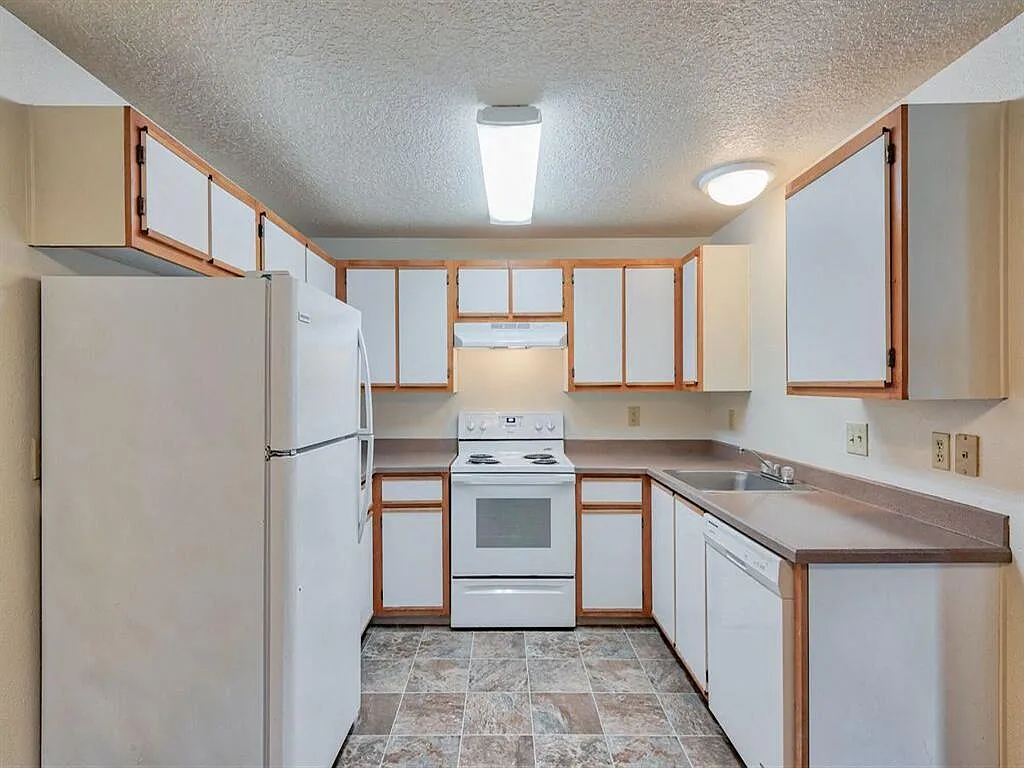 Harmony Court Apartments — Photo 3