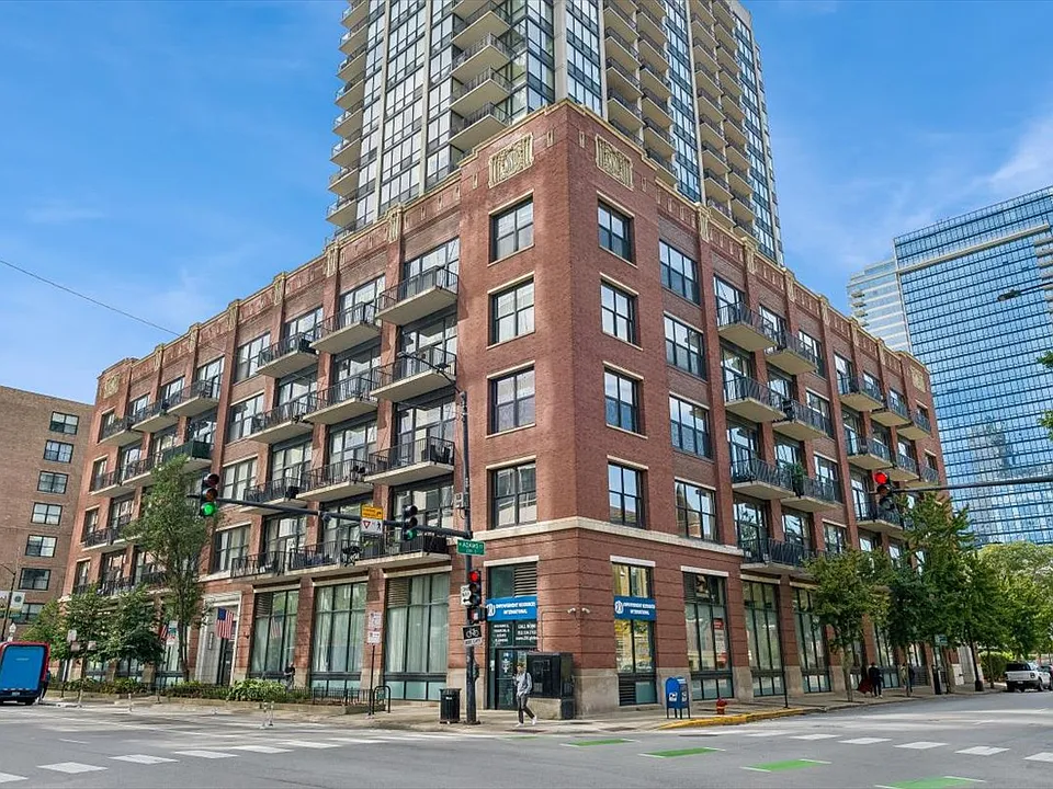 210 S Desplaines St #607