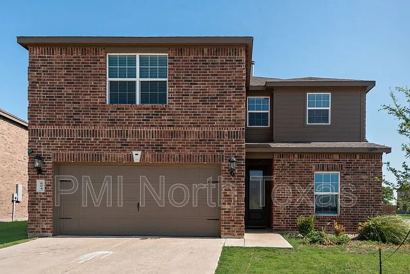 5 bed, 2.5 bath, 2703 sqft, $2,450 — Photo 2