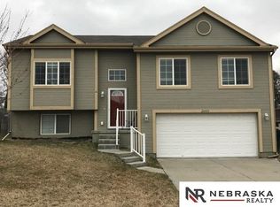 20910 Maple Cir, Gretna, NE 68028