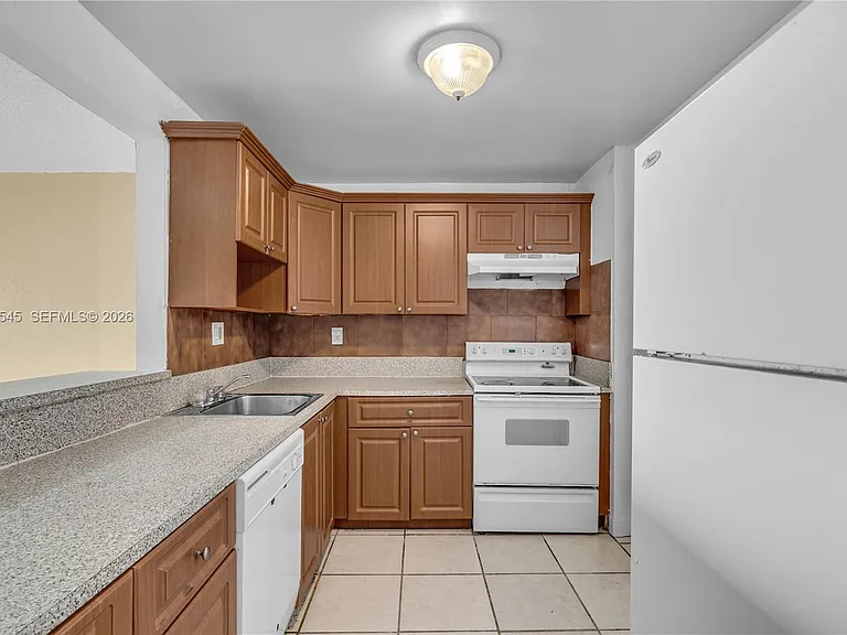 9143 SW 77th Ave #B802 — Photo 5