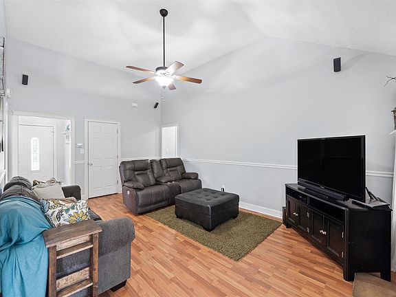 3rd image of 1485 Cedar Springs Cir