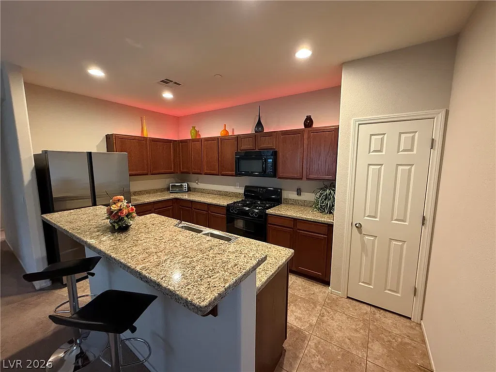 3 bed, 2.0 bath, 1484 sqft, $2,200 — Photo 3